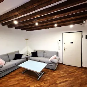 https://magnifico-appartamento-ristrutturato.italymilanhotels.net
